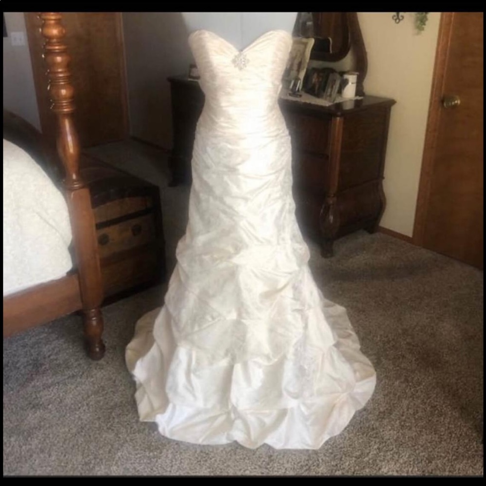 Paloma Blanca sweetheart strapless wedding dress